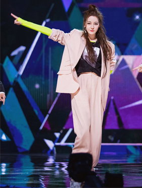<b>迪丽热巴发起《创造营2019》主题曲挑战赛 帅气领舞英气十足</b>