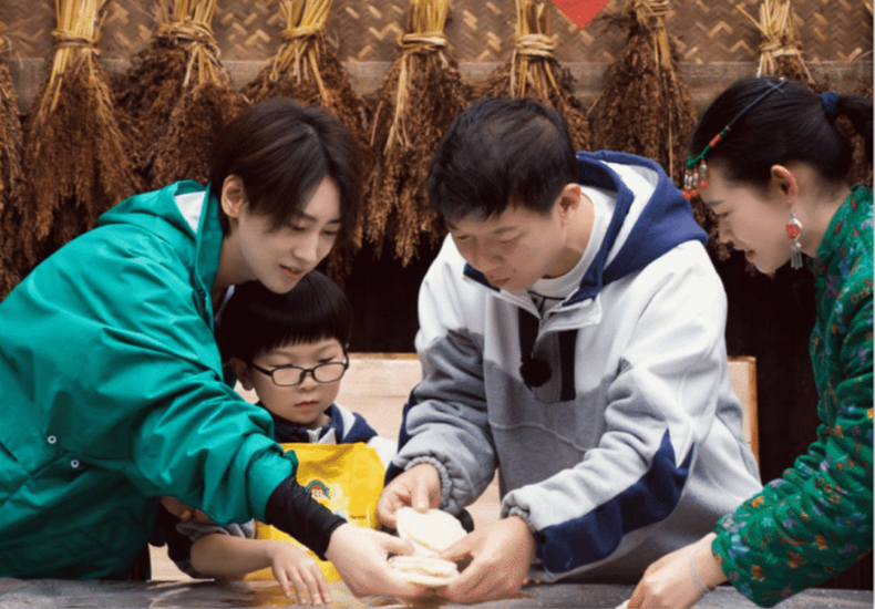 4月20日《麦咭小厨》呆萌厨师魏巡上线，切菜娴熟惹人爱！