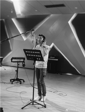 <b>《奔跑吧》主题曲《造亿万吨光芒》首发 王彦霖录制现场秀才艺</b>