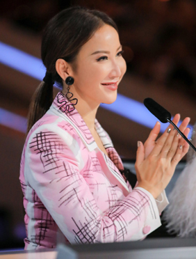 <b>李玟《巅峰之夜》现场洒泪 “拇指姑娘”惊人美音感动全</b>