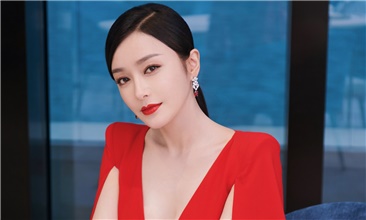 <b>秦岚与女神林青霞同框  同色系红色长裙尽显优雅气质 </b>