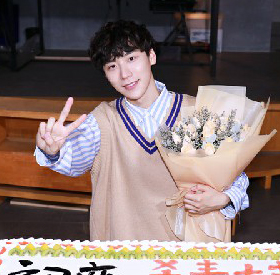 王博文《初恋那件小事》杀青 卷发造型青