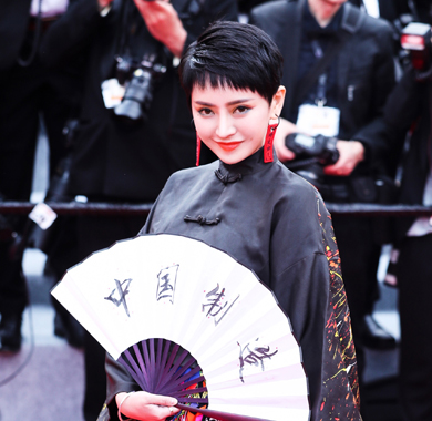方艺谚一身中国风服饰首战戛纳红毯 优雅大方风格独特得世界瞩目