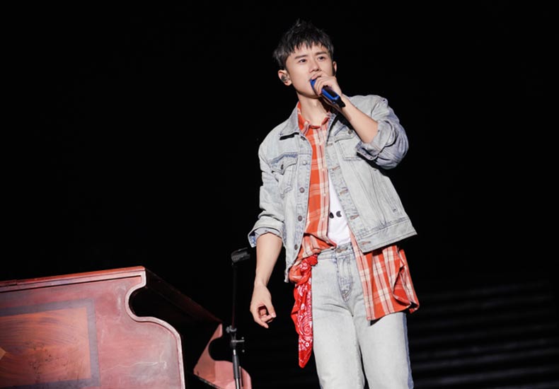 张杰“未·LIVE”长沙演唱会上座率再爆棚 为已故歌迷写歌感动全场