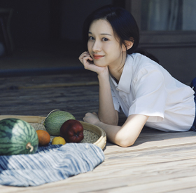 陆妍淇胶片写真清新甜美 明媚笑靥开启活