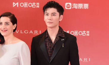 王嘉上影节红毯秒换装 化