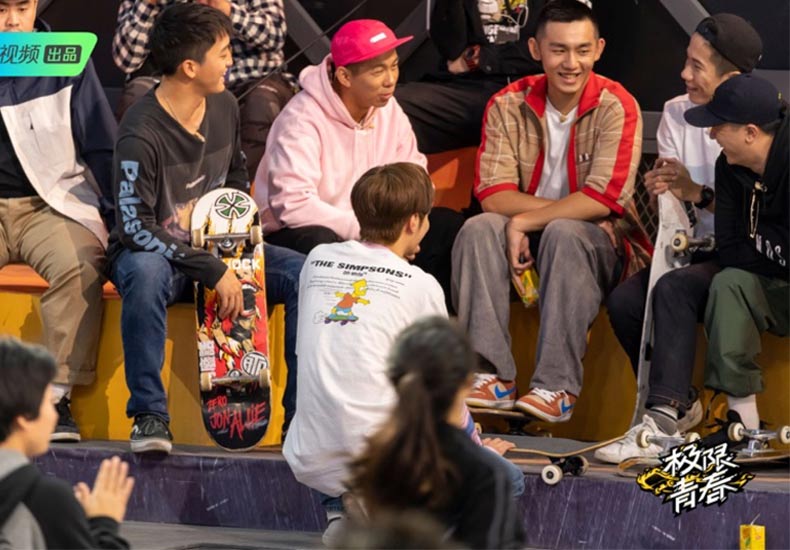 《极限青春》王珞丹、王一博、程潇战队初成拼团魂  板圈“Pro”用行动定义滑