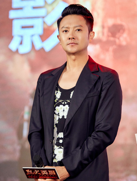 <b>印小天亮相电影《烈火英雄》发布会 现场深情“表白”队友黄晓明</b>