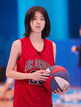 <b>李凯馨《篮板青春》热血首播   被称“赤木晴子”成暖心担当</b>