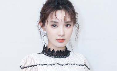 彭小苒镂空针织裙出席某
