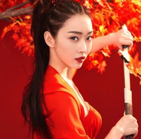 林间风起漫卷侠意！宣璐红衣女侠装英气