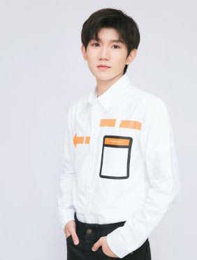 <b>王源白衬衫现身某活动 自曝新专辑筹备中</b>