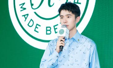刘昊然衬衫西裤优雅亮相