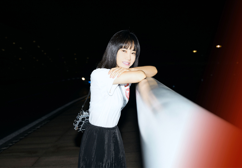 谭卓出发米兰时装周 机场造型简约时尚不失青春优雅