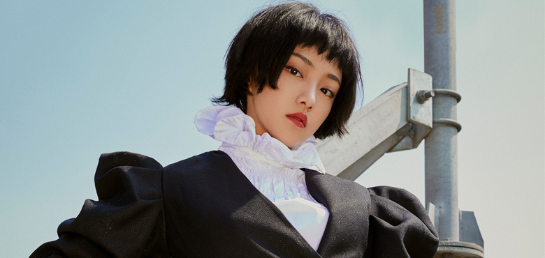 吴佳怡最新街拍曝光 潮酷girl演绎初秋时尚