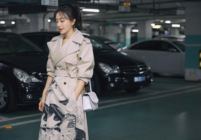 秦岚启程巴黎时装周 驼色风衣打造秋日浪漫质感时尚