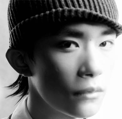 易烊千玺登《时尚COSMO》11月刊封面全新造型潮酷上线   