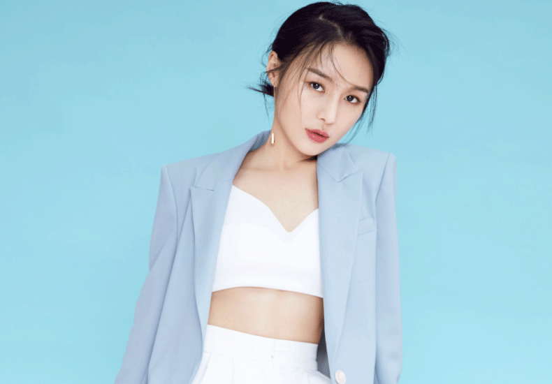 刘梦珂最新写真曝光 简约干练尽显率性魅力