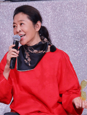 <b>《花样新世界》范明张晨光重温经典老照片 倪萍黄子弘凡吐露节目收获感言</b>