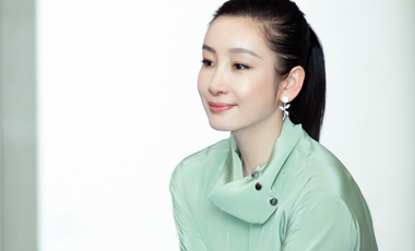 <b>秦海璐现身金投赏论坛  薄荷绿长裙尽显知性气质 </b>