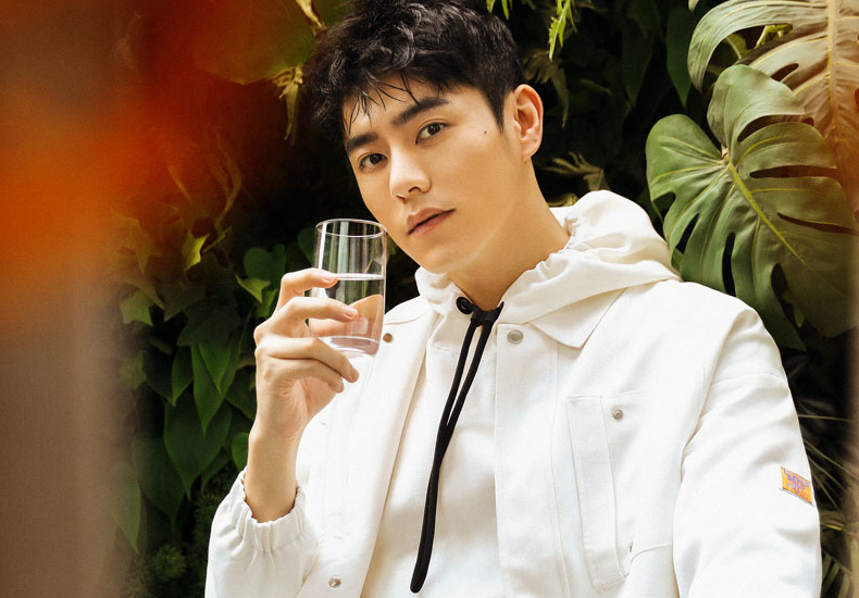 李程彬示范深秋降温穿搭 慵懒有型