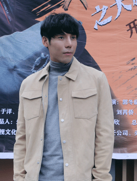 <b> 赐身着卡其色工装现身新戏开机仪式 雅痞绅士帅气难挡</b>