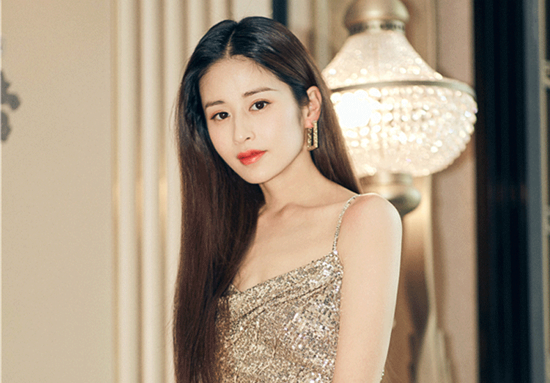 颖儿金色系礼服亮相时尚盛典 获奖年度幸福偶像   