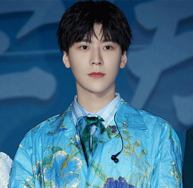 <b>王博文出席《初恋那件小事》发布会 甜蜜学长浪漫宠粉</b>