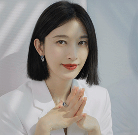 <b>张俪白西装深V锁颈 修长曲线交叠秋日光影</b>