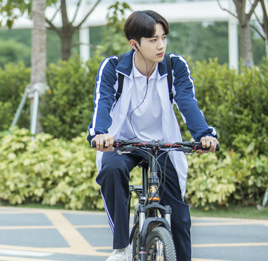 <b>赖冠霖赵今麦上演“花式相遇” 《初恋那件小事》今晚10点开播 </b>