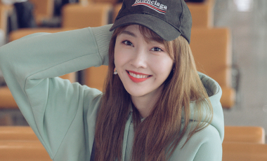 <b>宣璐秋日薄荷装亮相机场！彩虹耳坠俏皮可爱</b>