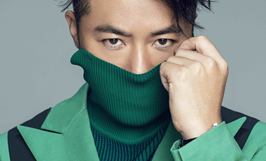 <b>安琥深秋写真大片释出 墨绿系毛衣暖男帅气</b>