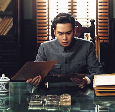 <b>《谍战深海之惊蛰》张若昀王鸥身份遭曝光 两人险境求生</b>