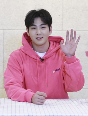 <b>中文天才 NUEST 主唱姜东昊 麻辣烫吃播大放出</b>