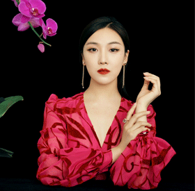 <b>菅纫姿红裙写真 ：好似复古油画，美态万千</b>