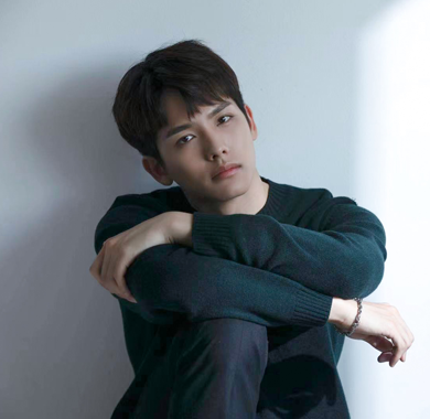 <b>王以纶新剧《半是蜜糖半是伤》开机 变身IT男上演励志创业故事</b>