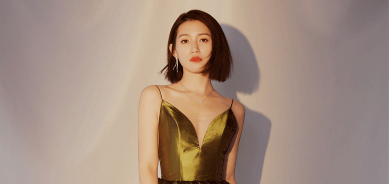 苏青惊艳亮相盛典 复古长裙尽显典雅气质