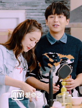 <b>《出发吧》彭昱畅担纲表演导师 首秀厨艺喊话黄磊何炅</b>