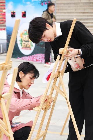 <b>《我们在行动》胡可、高伟光、连淮伟舞蹈演绎《小苹果》，静宁苹果推介会成</b>