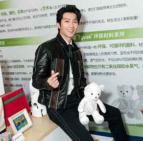 <b>窦骁解锁时尚新身份   异国行演绎英伦新风 </b>