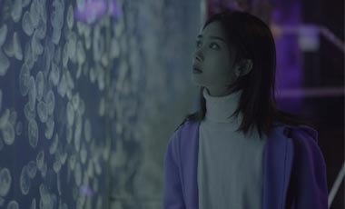 <b>王影璐海洋蓝梦幻写真 散发清冷忧郁气质</b>