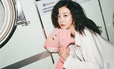 <b>赵小棠最新写真  港风无敌泡面头抢镜</b>