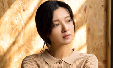 <b>傅晶写真沐浴暖阳 “逆生长”颜值尽显魅力</b>