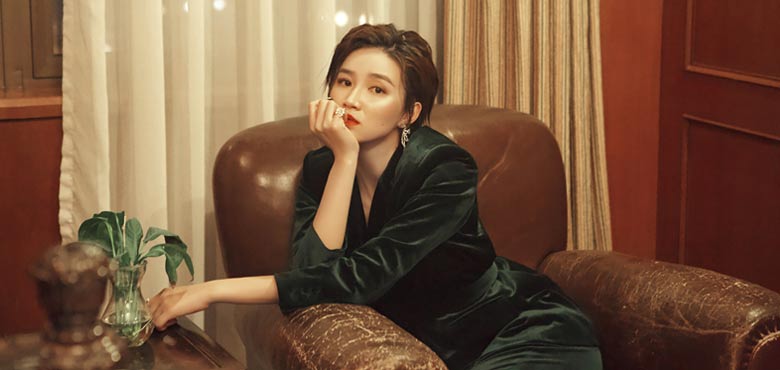 周开开复古灯芯绒时尚优雅  飒爽短发御姐范儿十足