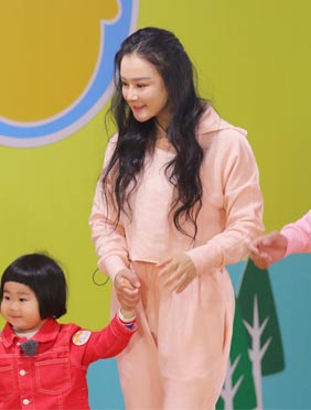 <b>金靖第一次化身幼儿园老师，为萌娃实现心愿被暖哭！</b>