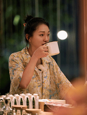 <b>《向往4》沙溢成 “行走的笑点” 彭昱畅英勇上树摘椰子</b>