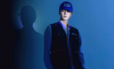 <b>吴希泽纸皮西装大片上线 复古光影展现侧颜杀</b>