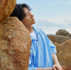 <b>黄轩海边封面大片释出 清新自然文艺范儿十足</b>