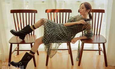 <b>胡冰卿清新夏日大片释出 长辫造型尽显沉静气质</b>