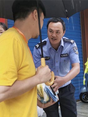 <b>《青春环游记2》录制完成后突遇桂林暴雨 第一时间采买并发放物资</b>